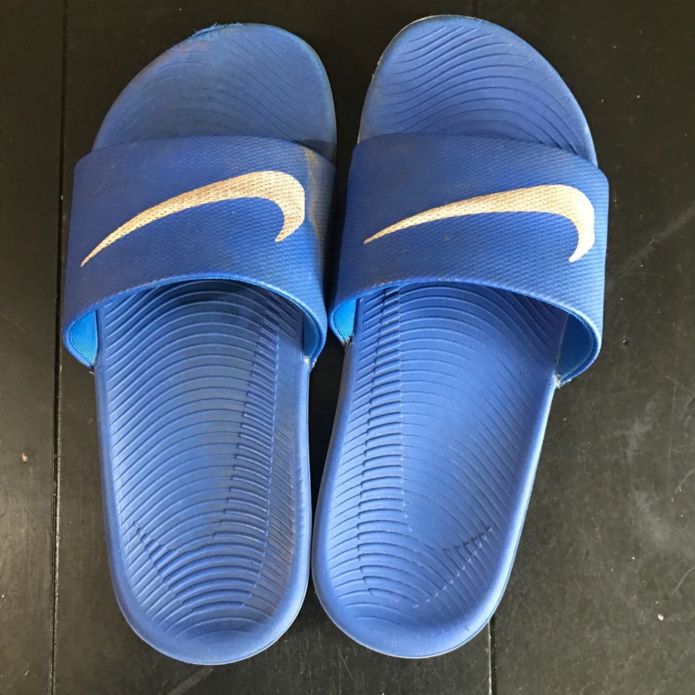 Nike Sliders Size 4Y Kids GUC